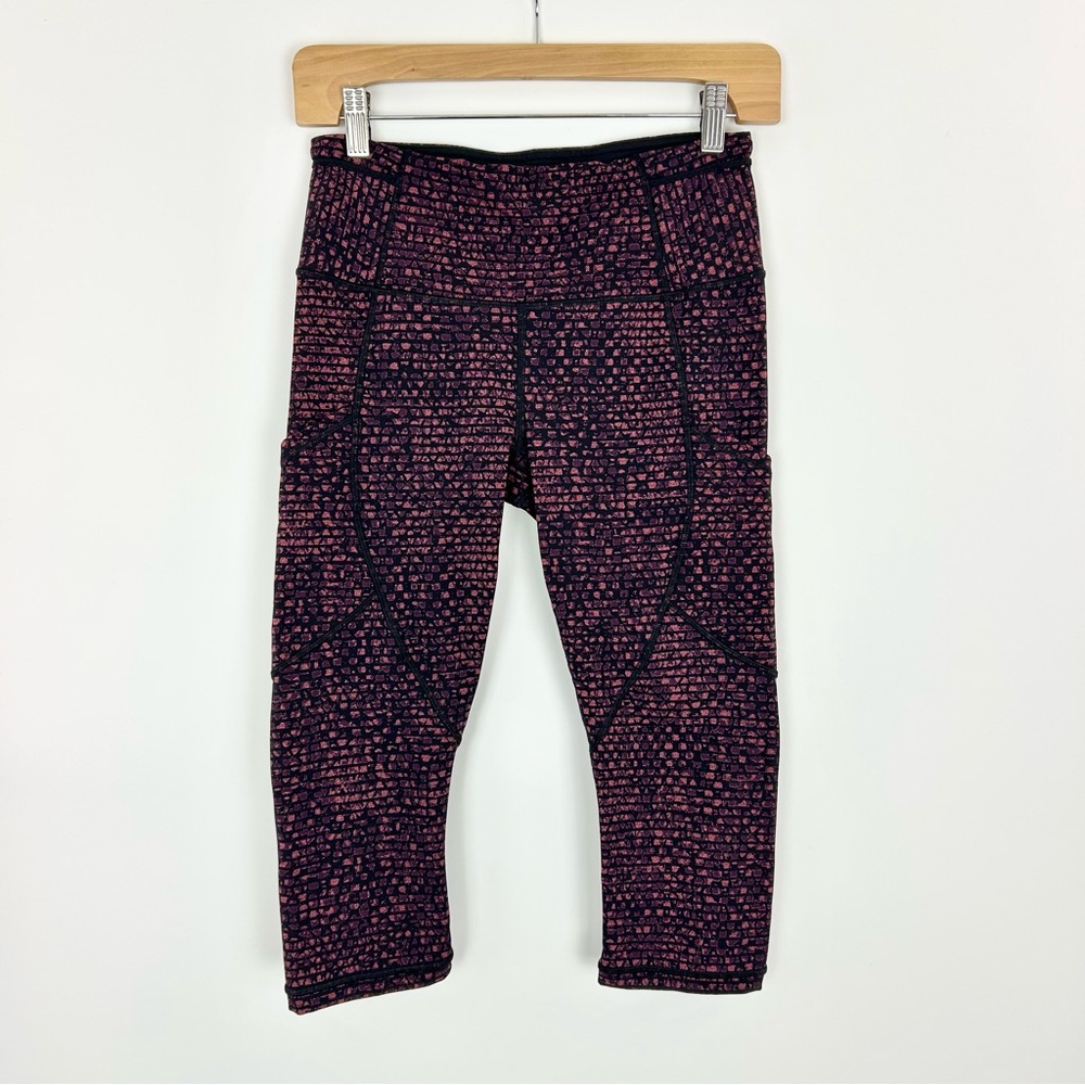 Lululemon Outrun 17" Crop Shatter Weave Dust Coral Plum / Black Womens Size 6‎